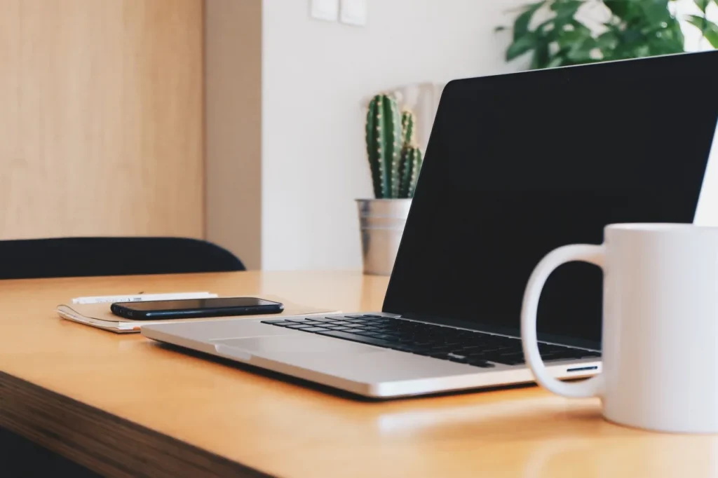 laptop-op-bureau-met-koffie