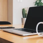 laptop-op-bureau-met-koffie