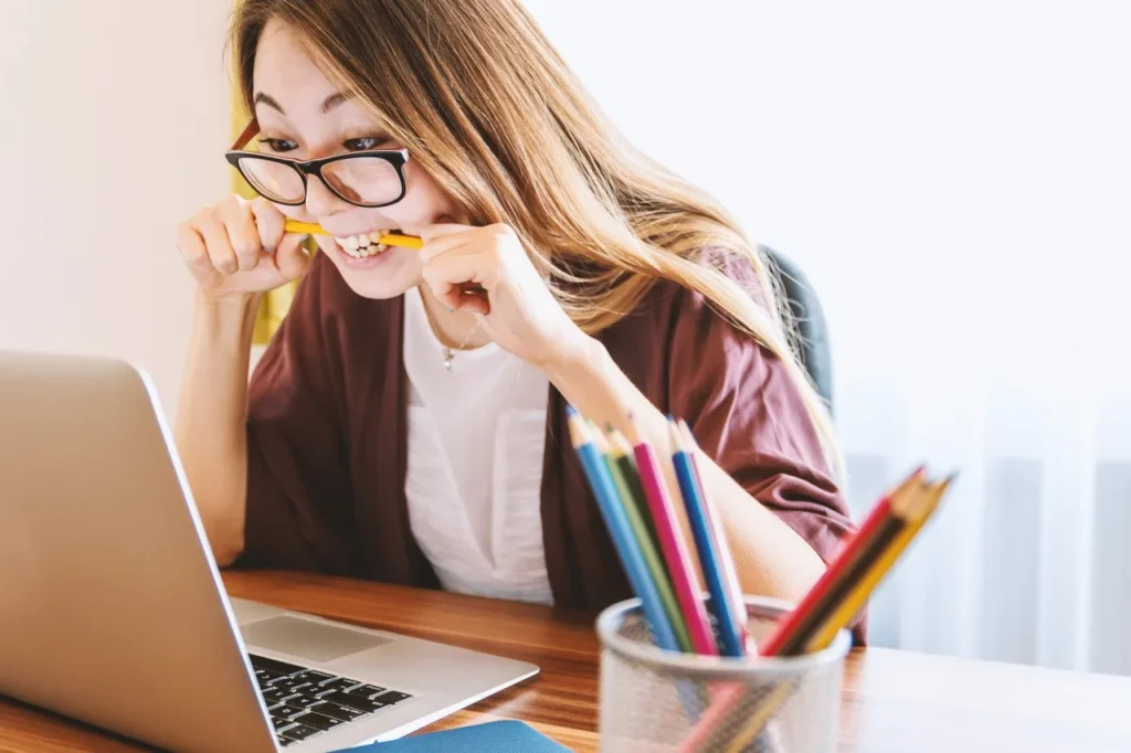 vrouw-internet-vergelijken-potloden