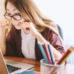 vrouw-internet-vergelijken-potloden